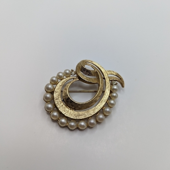 Vintage 1950s Gold Tone Ribbon with Simulated Pearls and Clear Rhinestones Pin - Picture 2 of 6